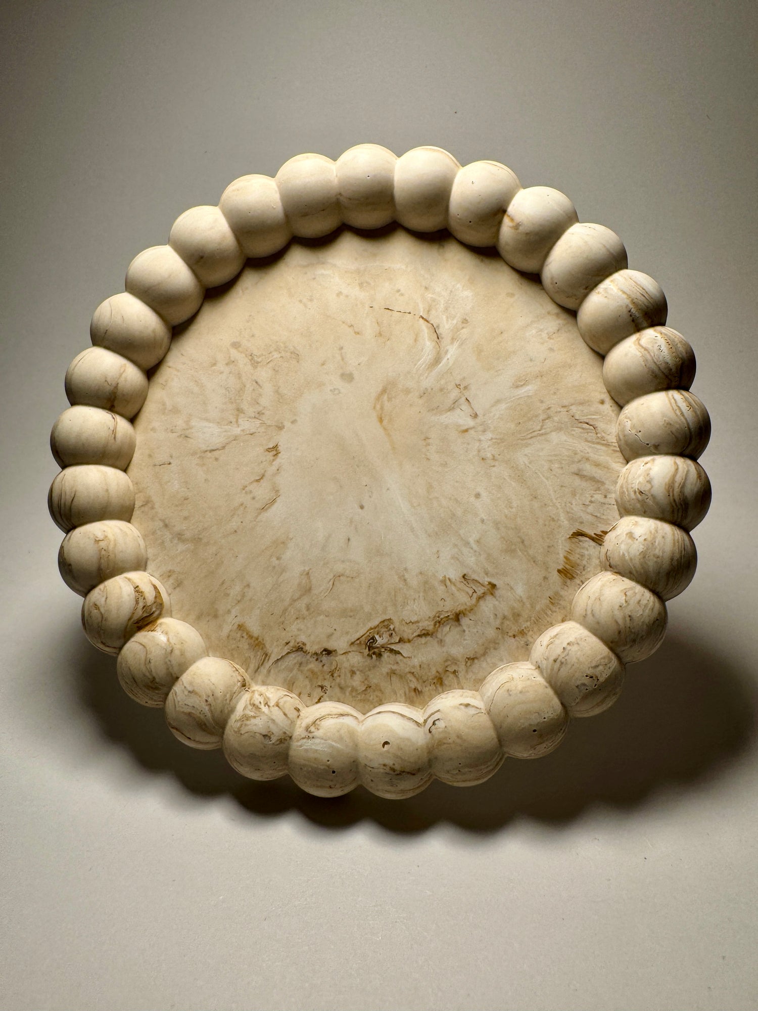 Lizzy.lights_tablett_rund_klein_jesmonite