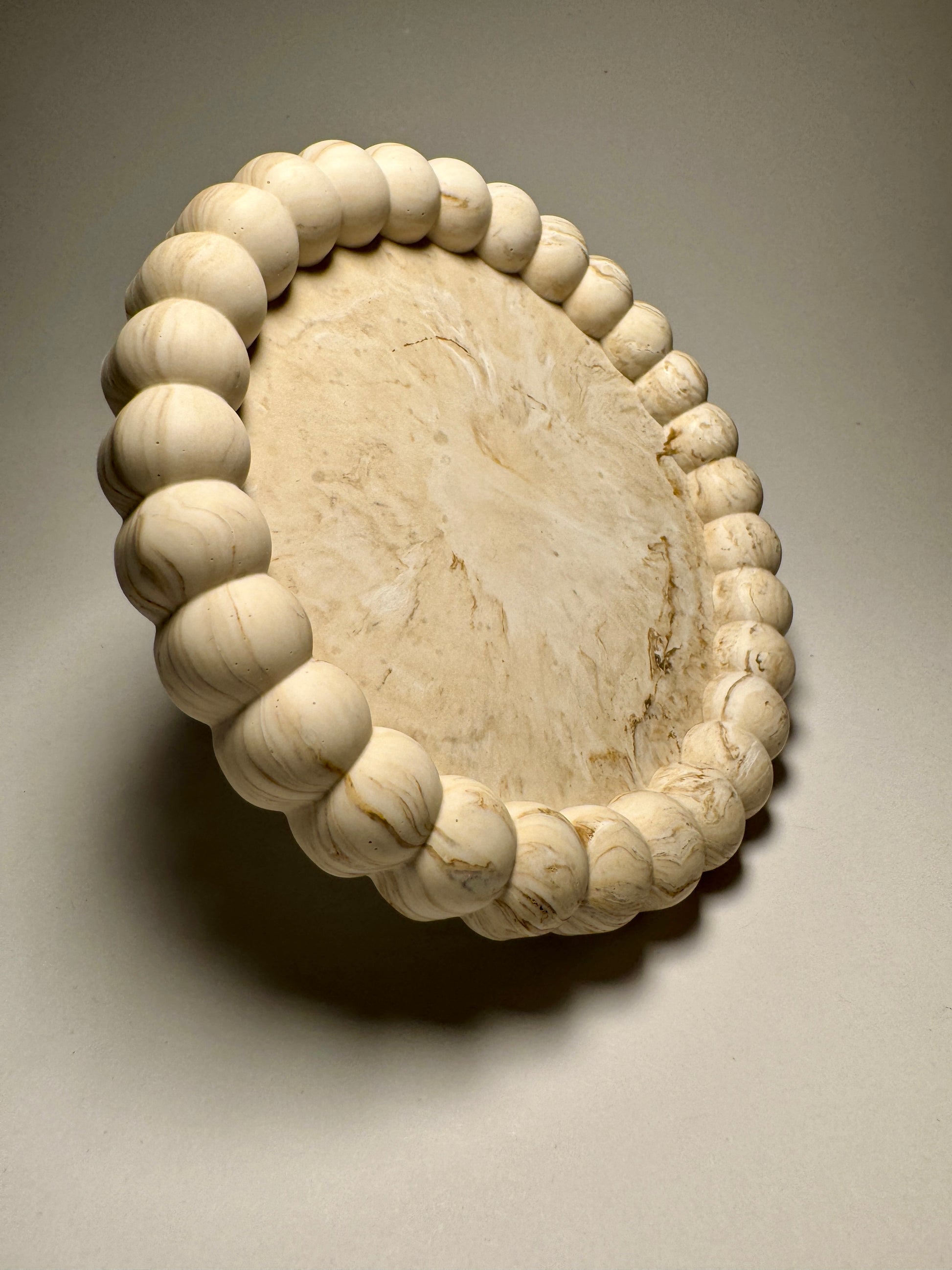 Lizzy.lights_tablett_rund_jesmonite_Dekoration